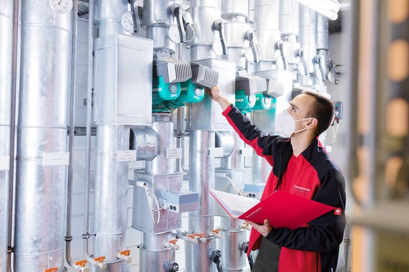 Technik sprawdzający system pomp