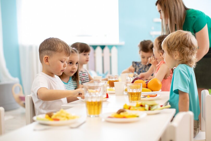  Dzieci w wieku przedszkolnym mają przerwę na owoce