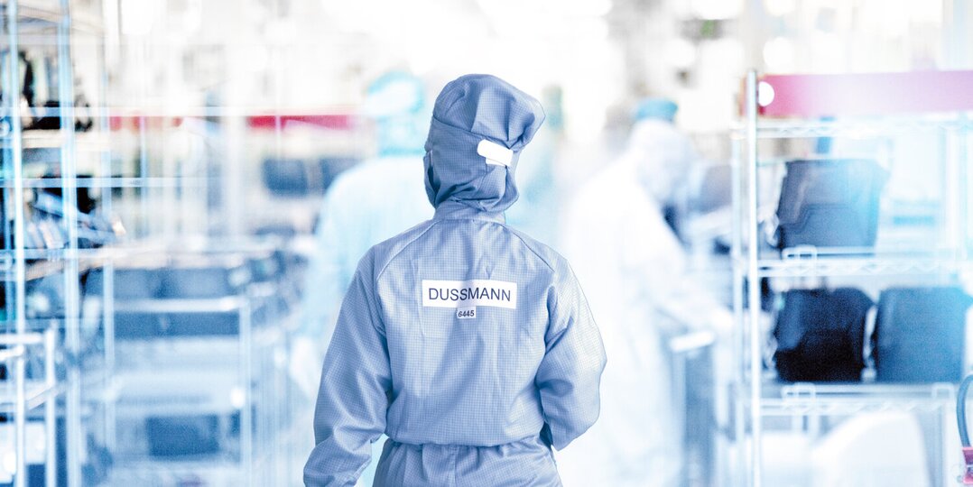 Kobieta z Dussmann w sterylnym stroju