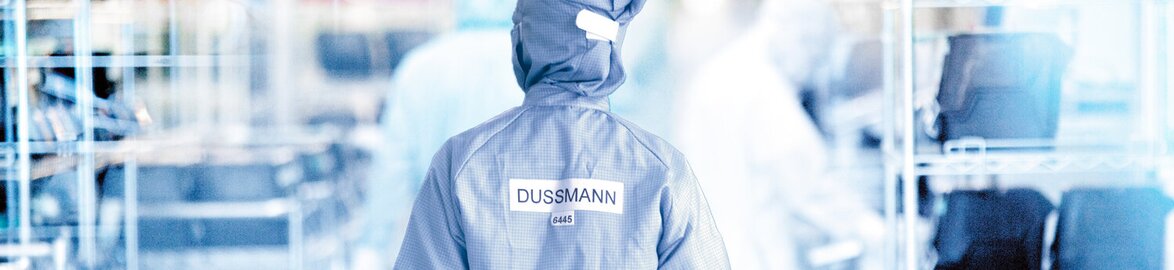 Kobieta z Dussmann w sterylnym stroju