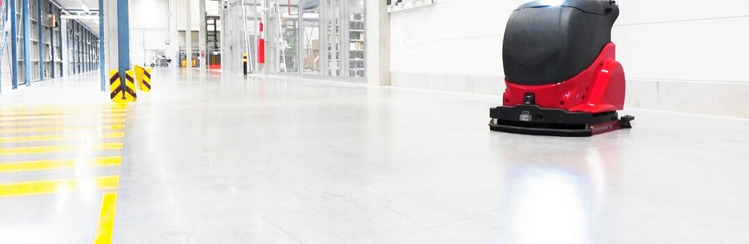  Robot myjący na hali magazynowej